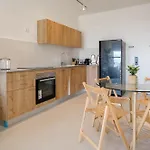 Yalarent New Stylish Apartment 3Br With Balcony