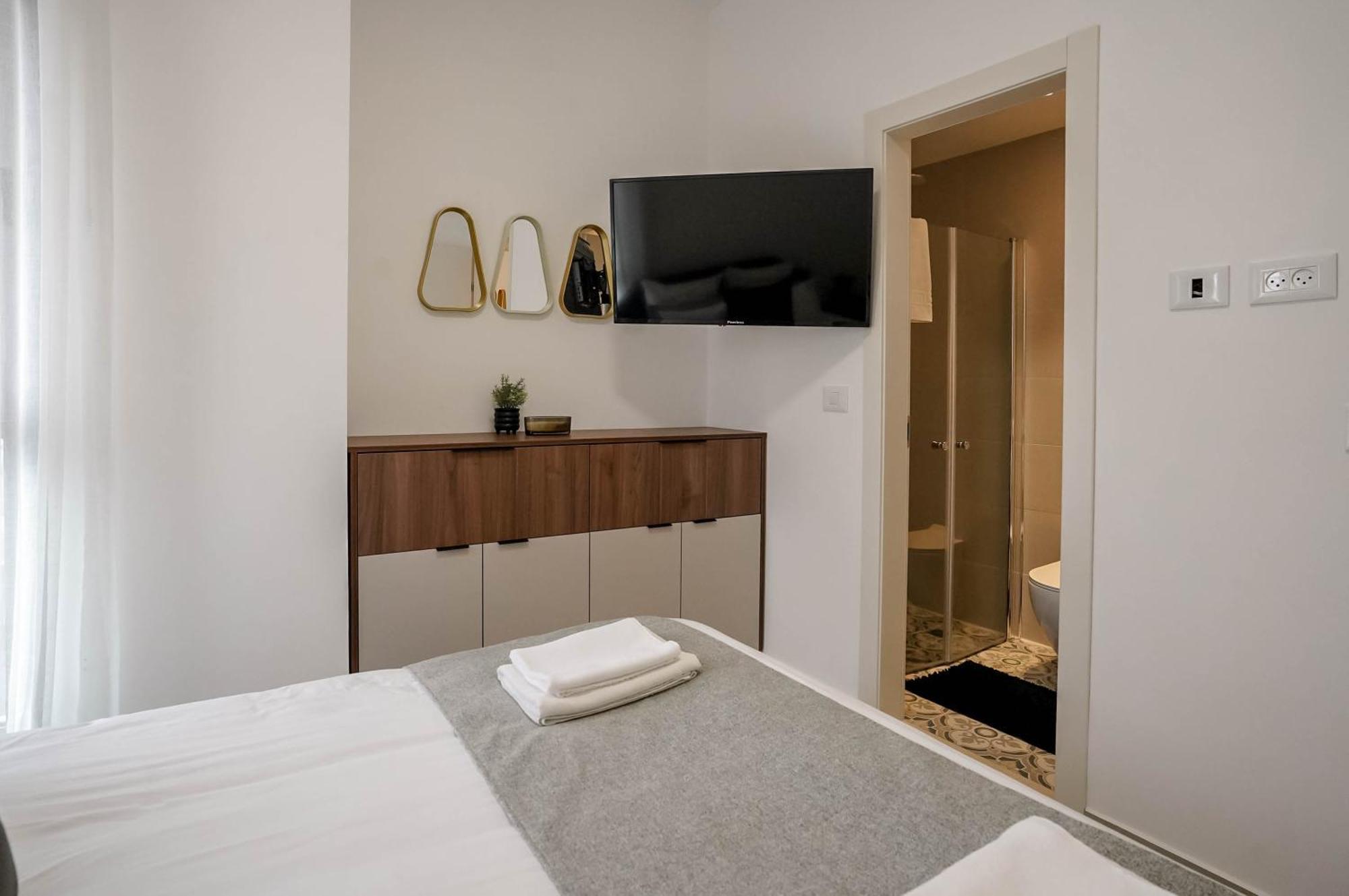 Yalarent New Stylish 3br With Balcony Apartment *